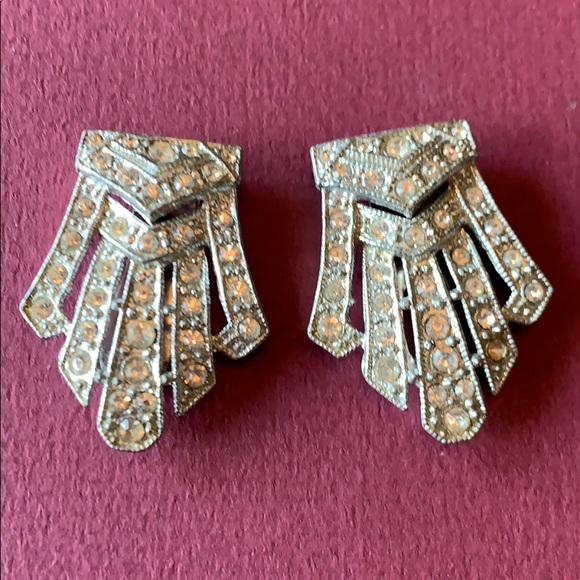 Vintage Jewelry - Vintage set of 2 rhinestone sweater/shoe clips❣️